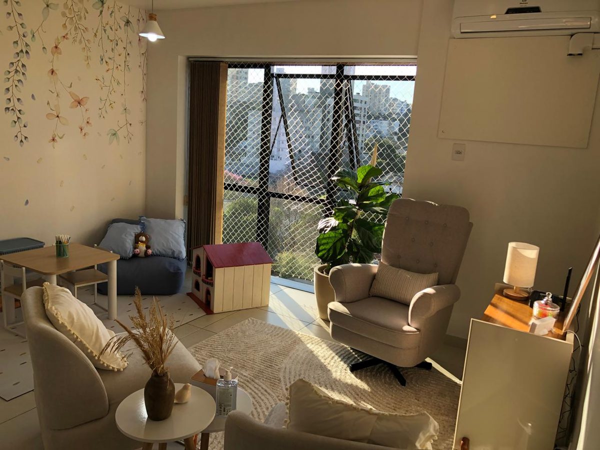 Sala com papel de parede floral
